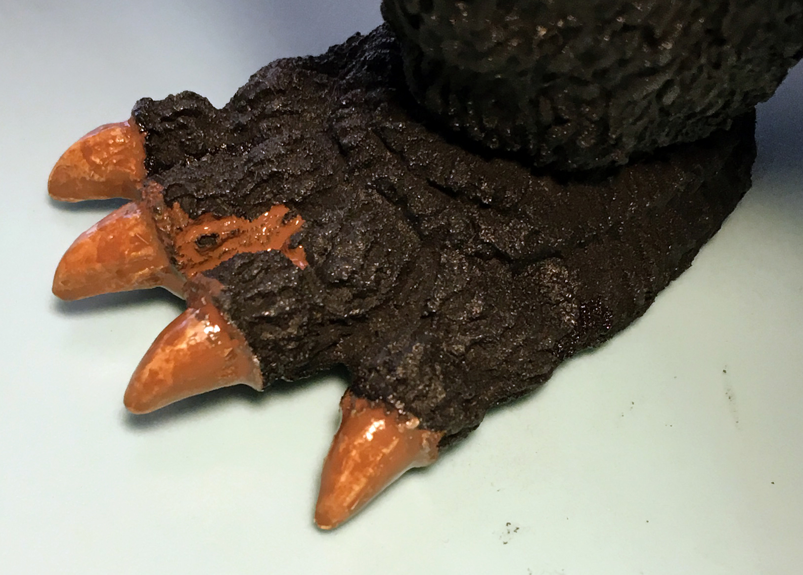 エナメル塗料のブラウンを塗りたくる