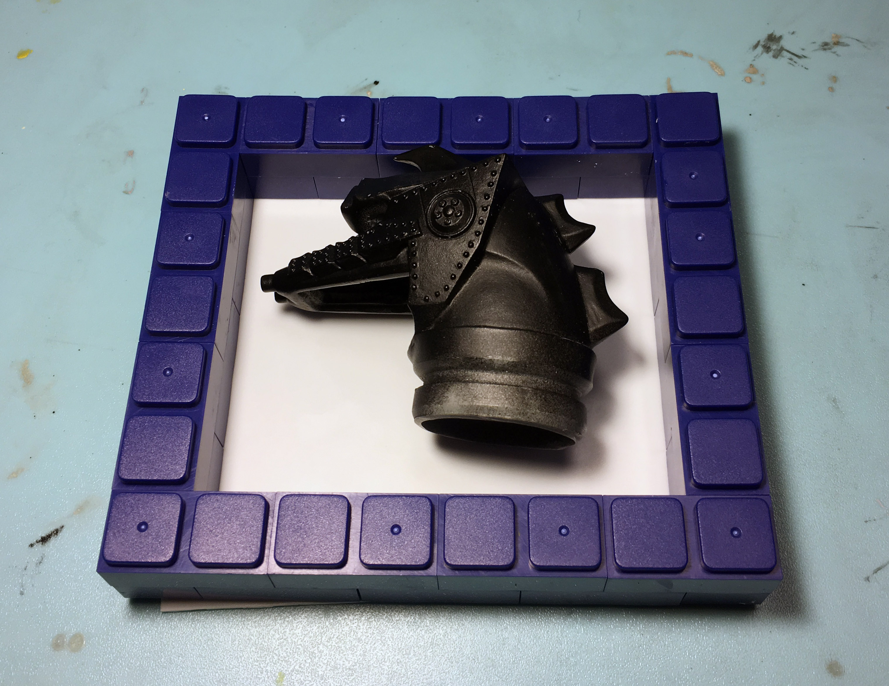プラ版の上に型取りブロックを積む