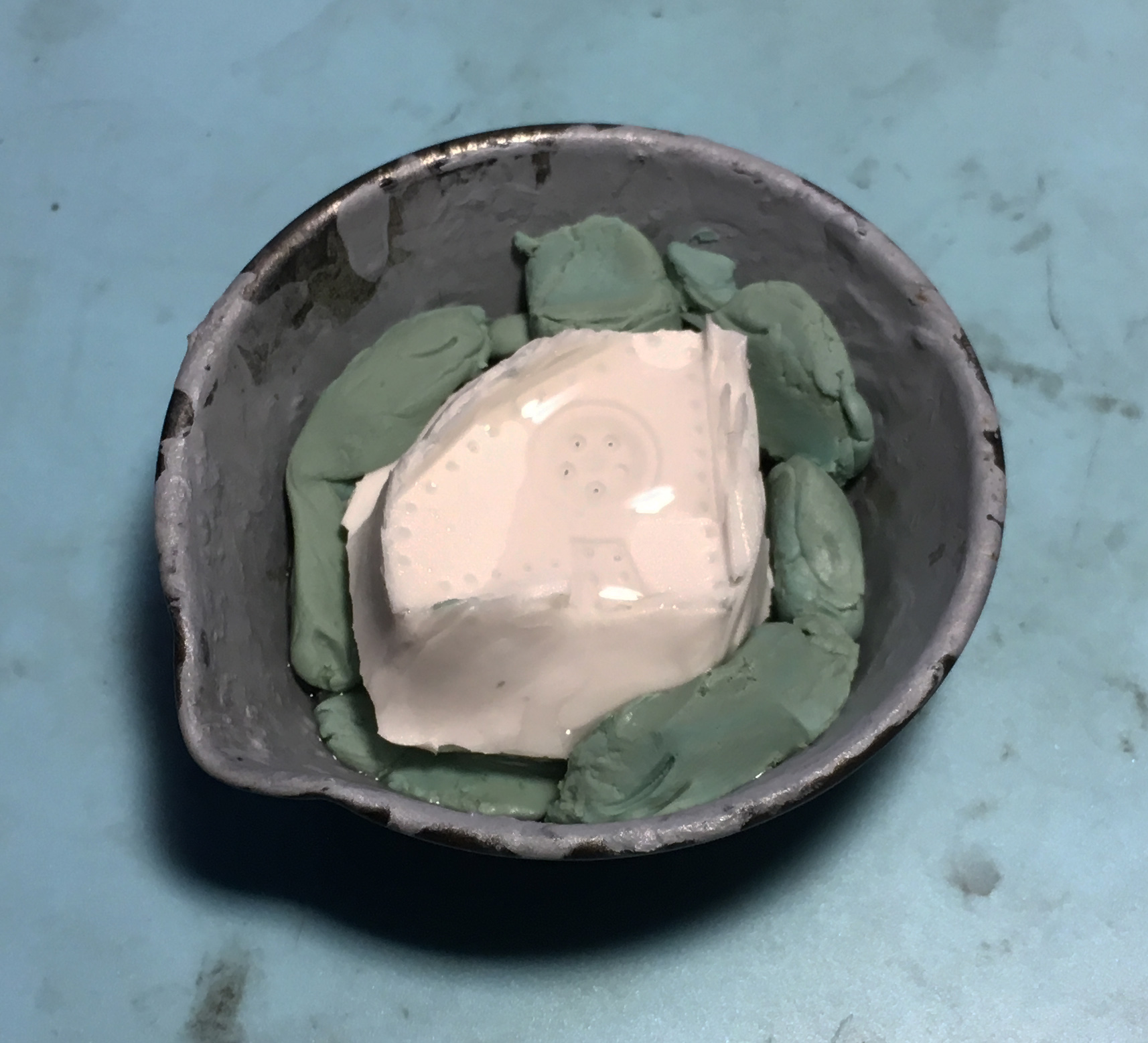 透明エポキシ樹脂を流し込む