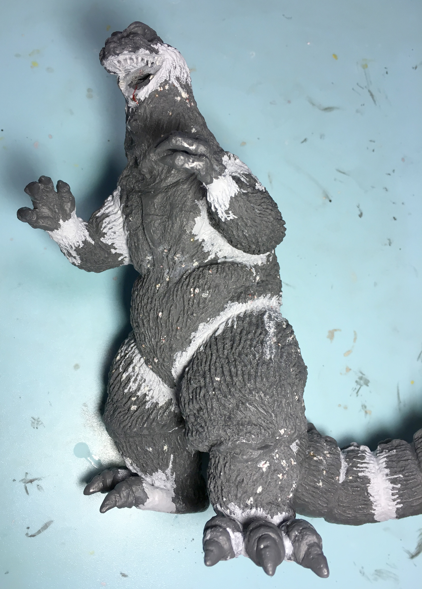 目立つ気泡をエポキシパテで埋める