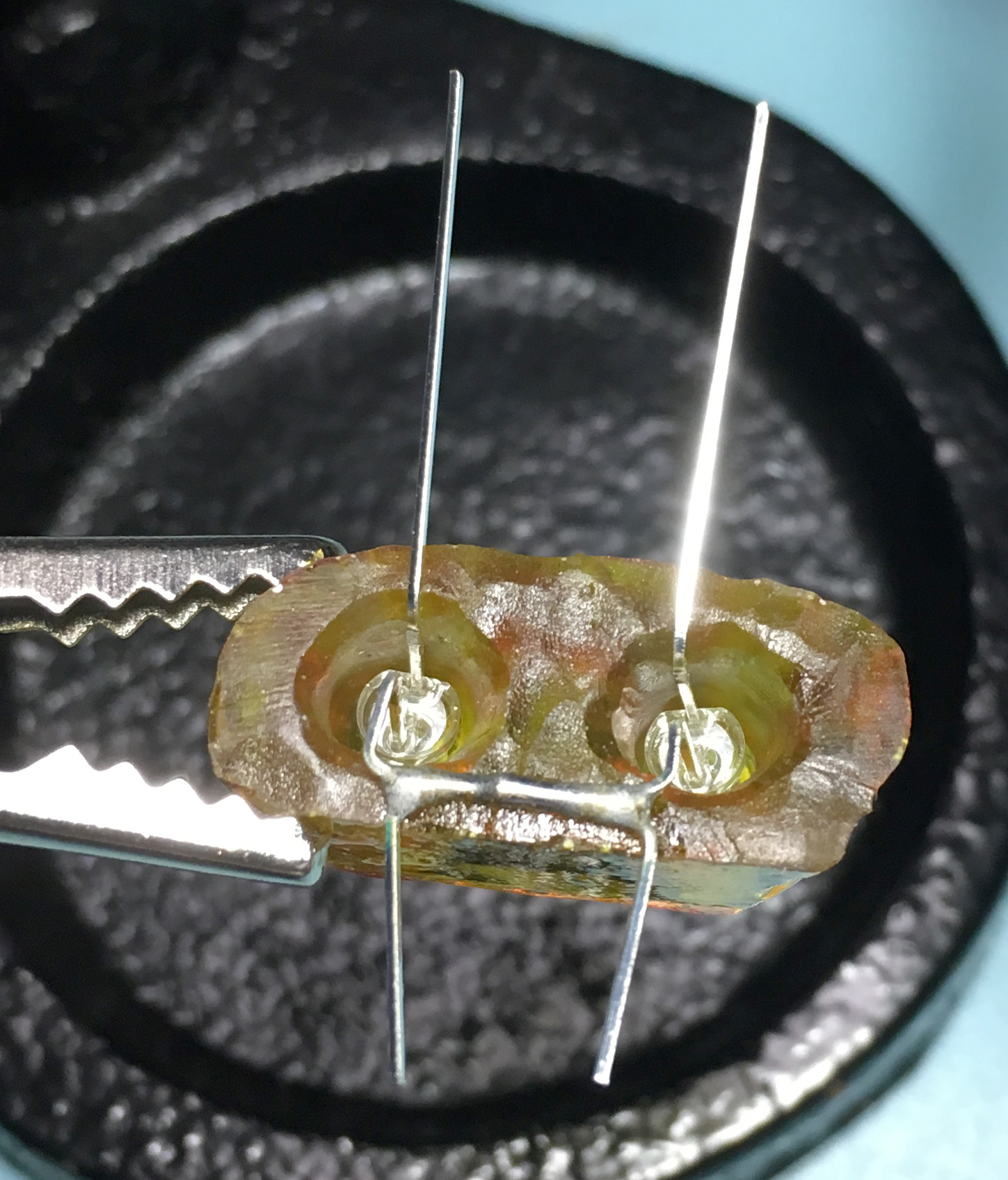 LEDを穴に埋め込み、はんだ付け