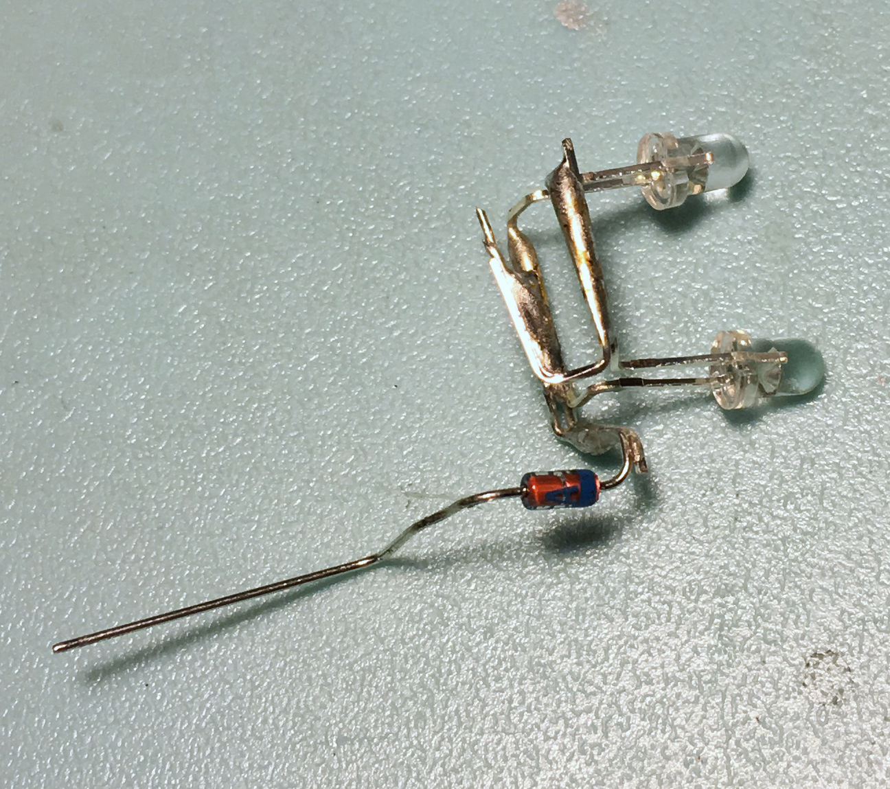 +側に定電流ダイオードをつなぐ